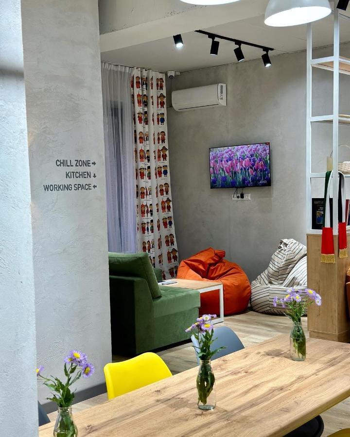 Izzzi Hostel Bishkek Bagian luar foto
