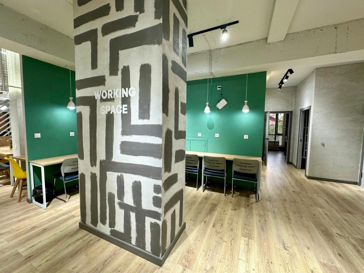 Izzzi Hostel Bishkek Bagian luar foto