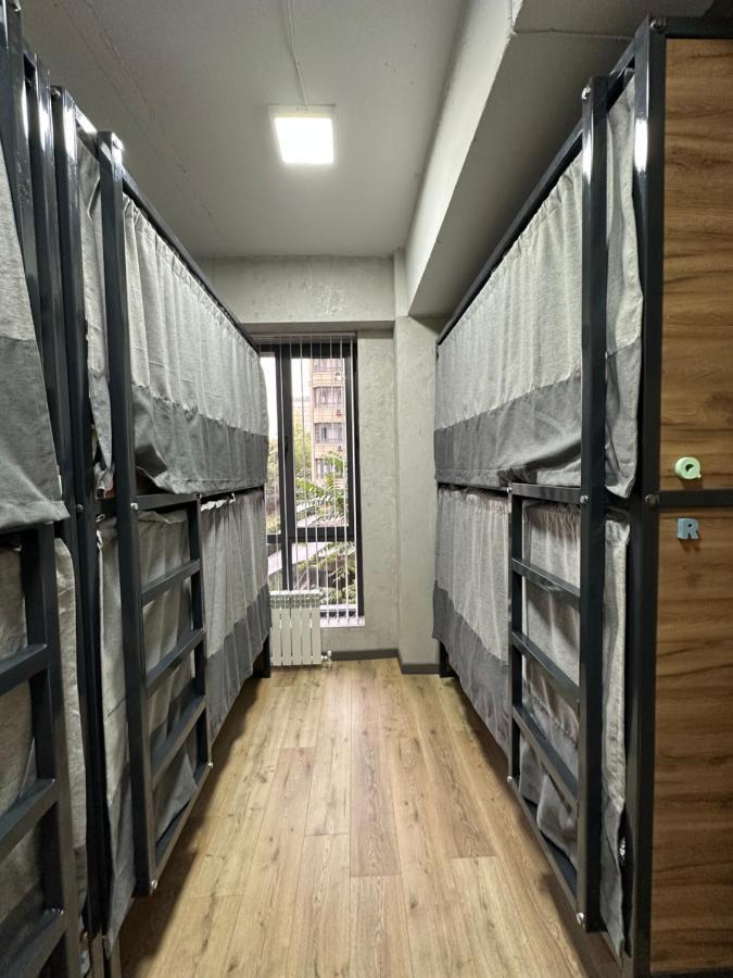 Izzzi Hostel Bishkek Bagian luar foto