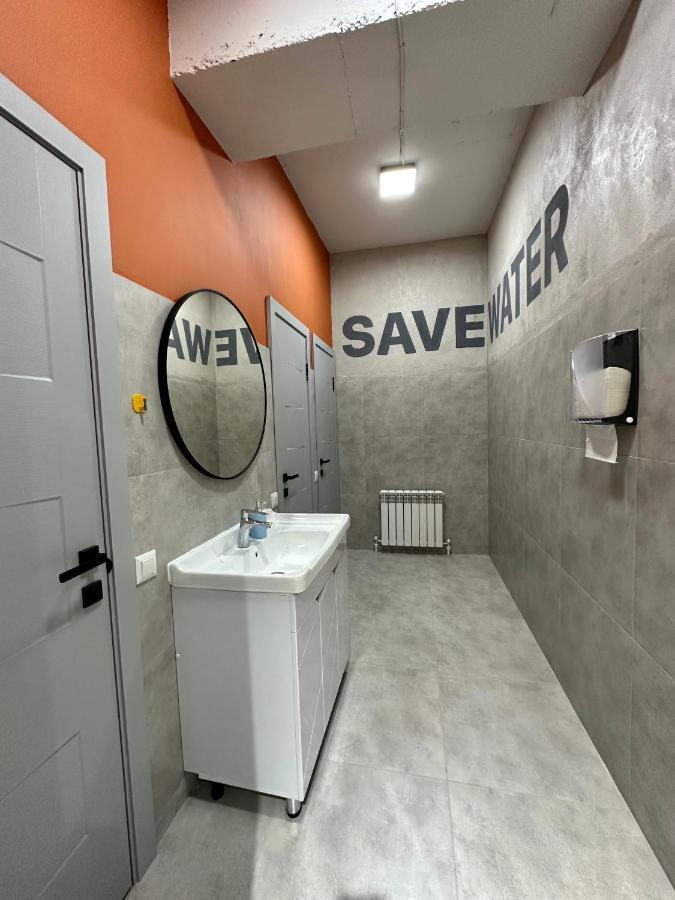 Izzzi Hostel Bishkek Bagian luar foto