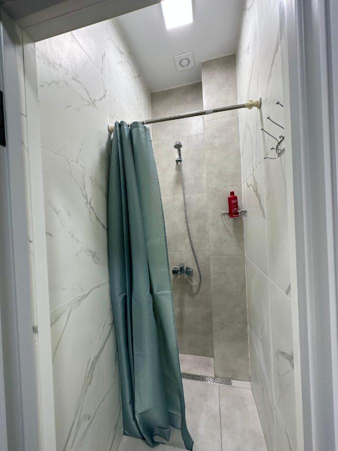 Izzzi Hostel Bishkek Bagian luar foto
